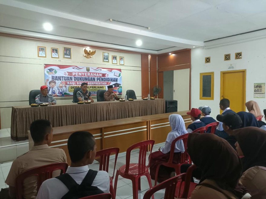 Desa Tegalpanjang Salurkan Bantuan Dukungan Pendidikan bagi Siswa Disabilitas dan Siswa Berprestasi